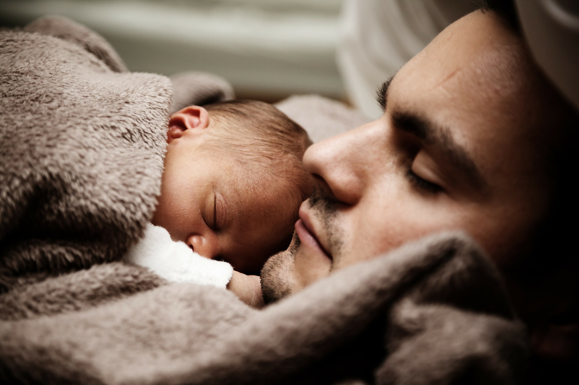 Novopečení tatínkové a otázka otcovské dovolené po zavedení nové dávky pro otce