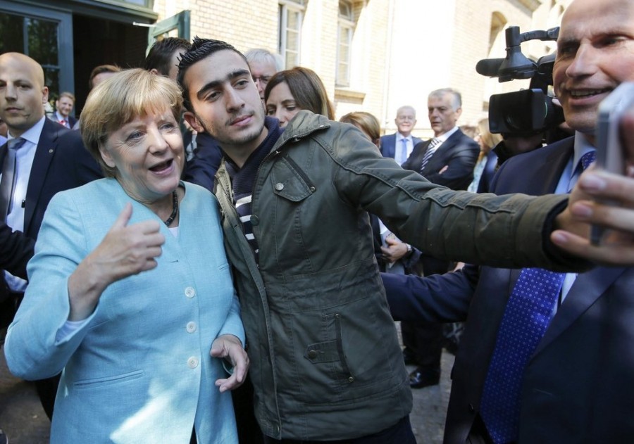 Německo bouří; po rozhodnutí vydat satirika Jana Böhmermanna soudu za urážku tureckého prezidenta Erdogana je Merkelová na minimu své popularity; věří jí nyní jen 45 procent Němců…