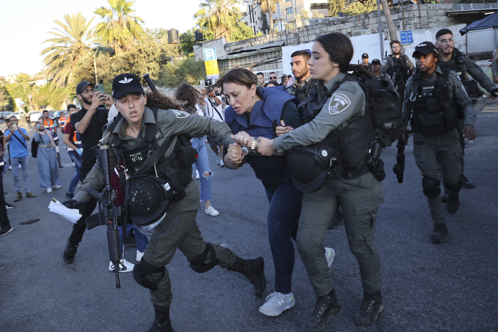 Video: Arabská novinářka skončila za mřížemi, napadla izraelskou policejní hlídku